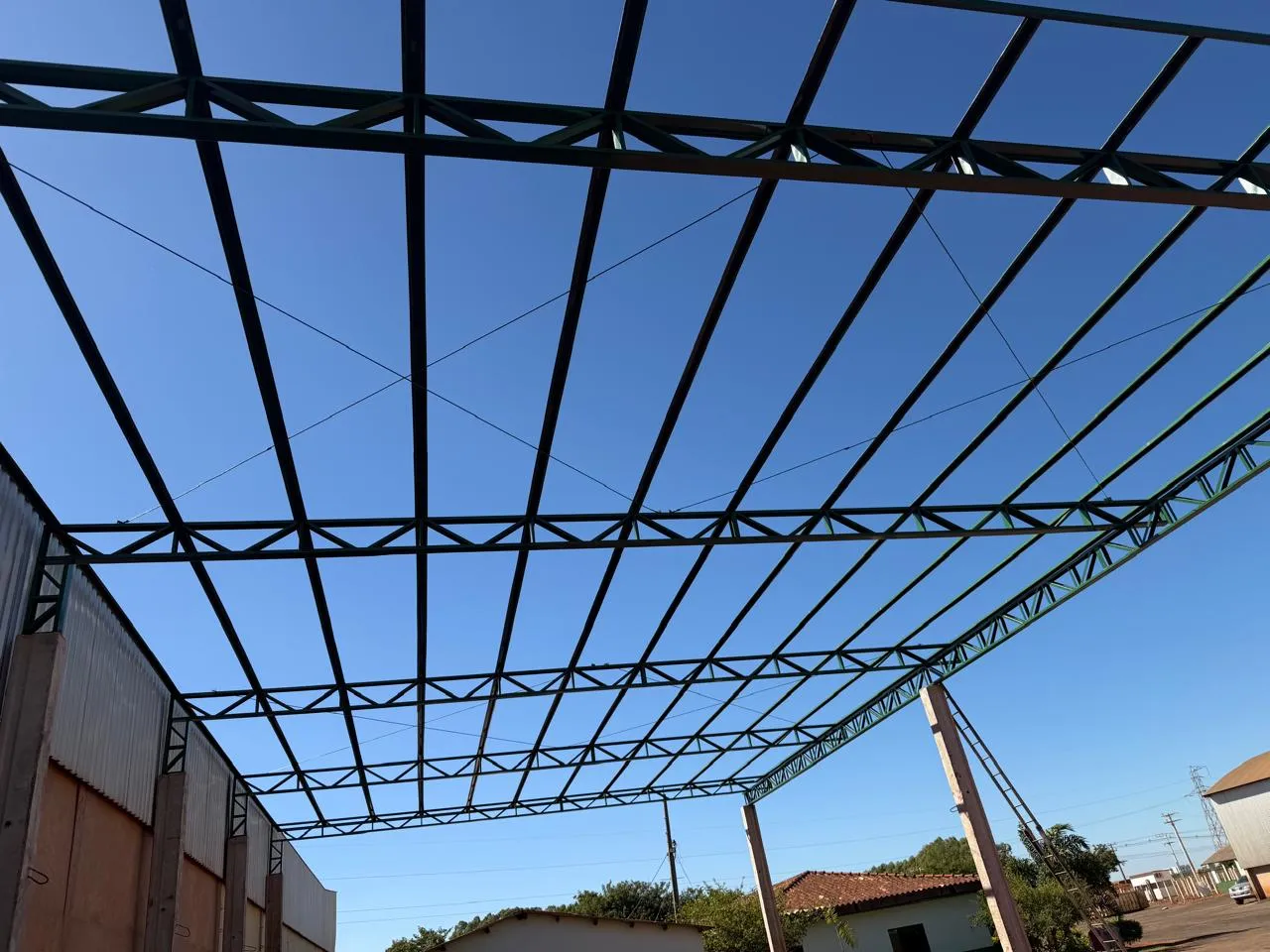 Tesoura metálica de grande dimensão fabricada pela JS Metalúrgica, com pintura industrial e acabamento estrutural