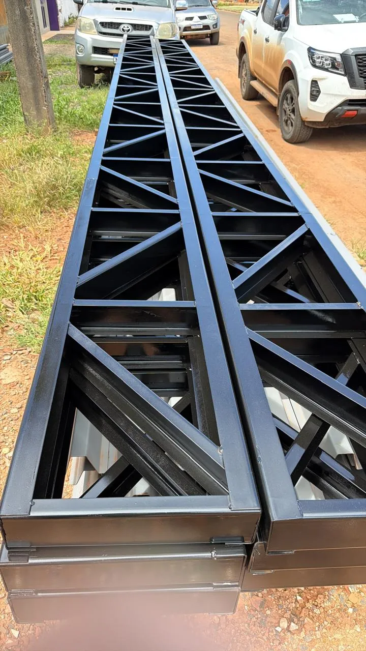 Estrutura metálica treliçada com pintura industrial, pronta para transporte e instalação em cobertura ou barracão metálico