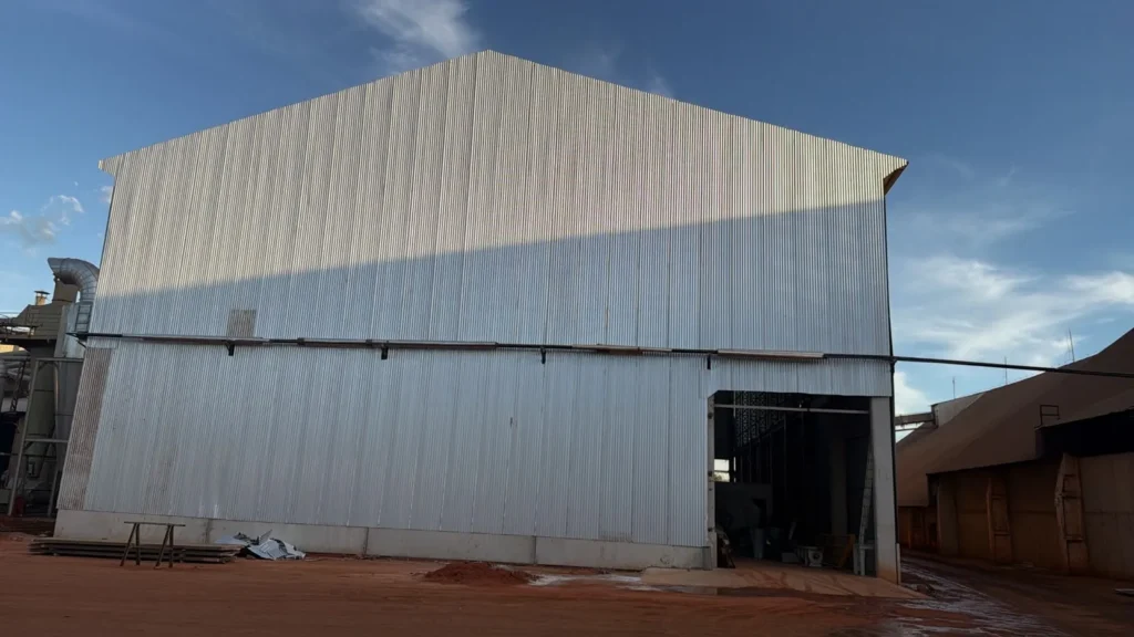 Barracão metálico agrícola com cobertura e fechamento lateral