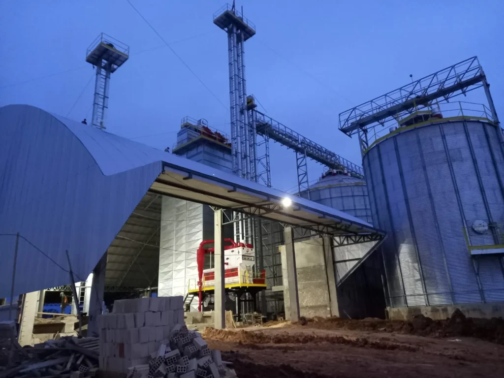 Cobertura metálica em unidade de recebimento e armazenamento de grãos