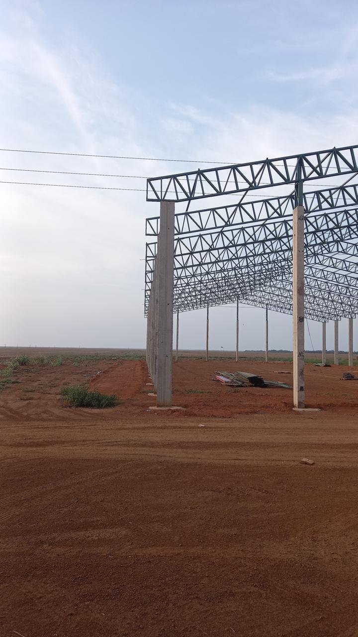 Montagem de estrutura metálica de grande porte para galpão agrícola